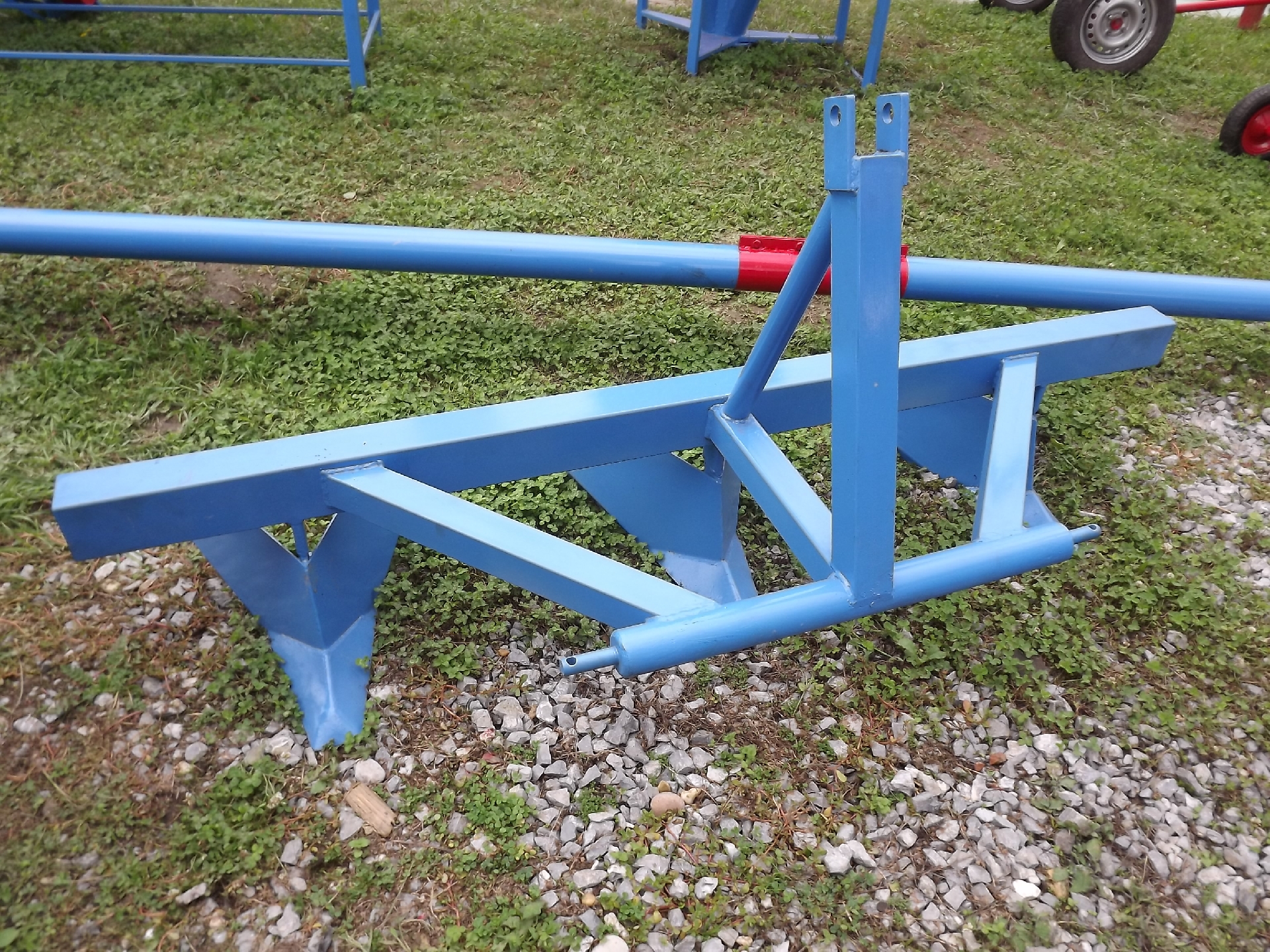 Stroj za jamičenje i ogrtanje