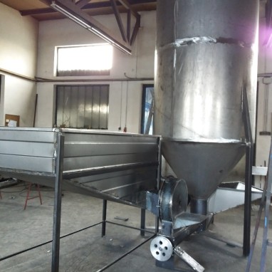 Mješaona okomita od 2-3 t zapremine s mlinom 2t -h ili 3t-h kapac. i spremnikom