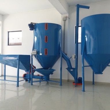 Mješaona okomita od 2-3 t zapremine s mlinom 2t -h ili 3t-h kapac. i spremnikom