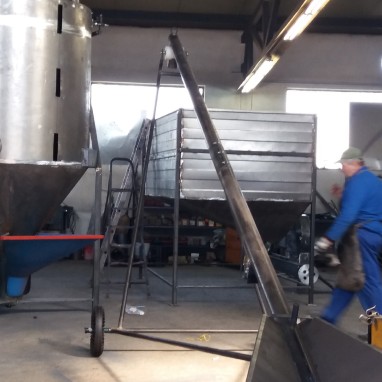 Mješaona okomita od 2-3 t zapremine s mlinom 2t -h ili 3t-h kapac. i spremnikom