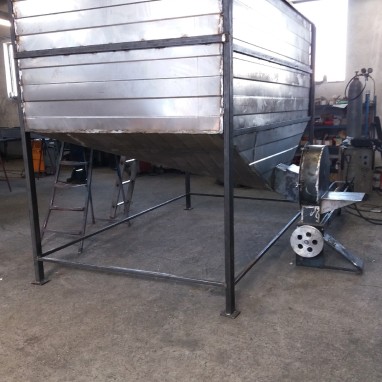 Mješaona okomita od 2-3 t zapremine s mlinom 2t -h ili 3t-h kapac. i spremnikom