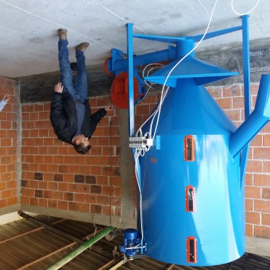 Mješaona okomita od 2-3 t zapremine s mlinom 2t -h ili 3t-h kapac. i spremnikom