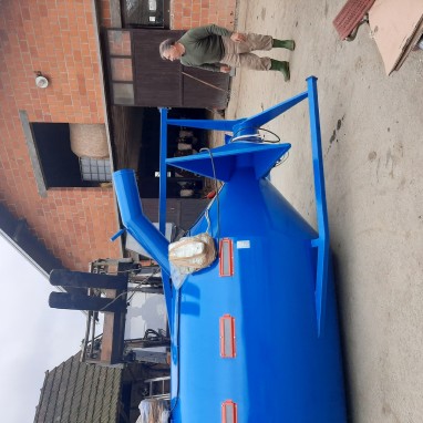 Mješaona okomita od 2-3 t zapremine s mlinom 2t -h ili 3t-h kapac. i spremnikom