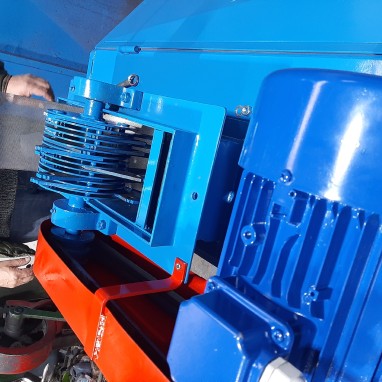 Mlin veliki na kardan i na motor 5,5kw kapac.1,5t-h