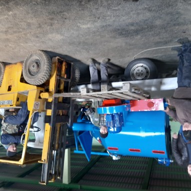 Mješaona okomita od 2-3 t zapremine s mlinom 2t -h ili 3t-h kapac. i spremnikom