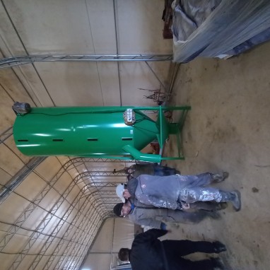 Mješaona okomita od 2-3 t zapremine s mlinom 2t -h ili 3t-h kapac. i spremnikom