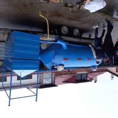 Mješaona okomita od 2-3 t zapremine s mlinom 2t -h ili 3t-h kapac. i spremnikom