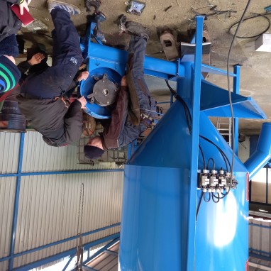 Mješaona okomita od 2-3 t zapremine s mlinom 2t -h ili 3t-h kapac. i spremnikom