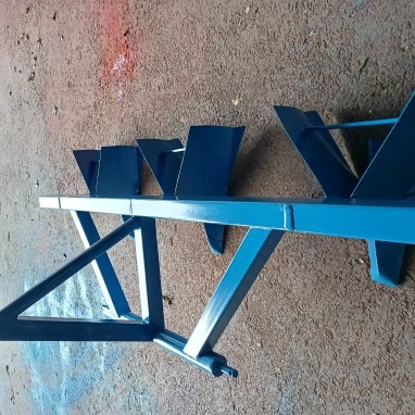 Stroj za jamičenje i ogrtanje