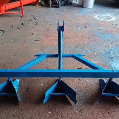 Stroj za jamičenje i ogrtanje