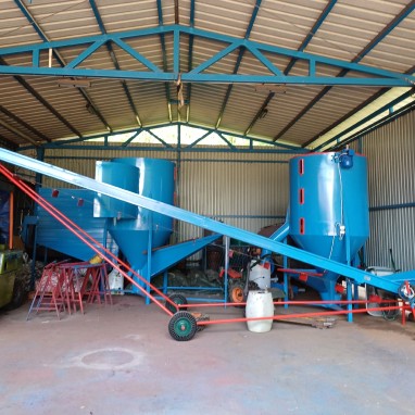 Mješaona okomita od 2-3 t zapremine s mlinom 2t -h ili 3t-h kapac. i spremnikom