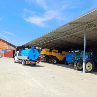 Mješaona okomita od 2-3 t zapremine s mlinom 2t -h ili 3t-h kapac. i spremnikom