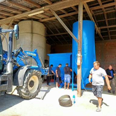 Mješaona okomita od 2-3 t zapremine s mlinom 2t -h ili 3t-h kapac. i spremnikom