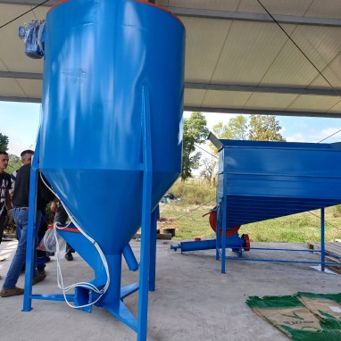 Mješaona okomita od 2-3 t zapremine s mlinom 2t -h ili 3t-h kapac. i spremnikom