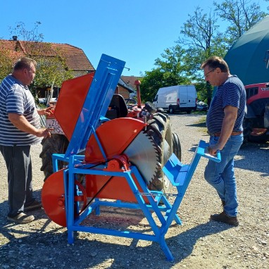 Cirkular s pokretnim stolom