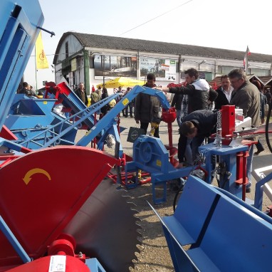 Cirkular s pokretnim stolom