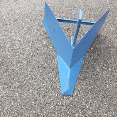 Stroj za jamičenje i ogrtanje