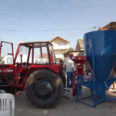 Mješaona okomita od 500-1500kg zapremine s mlinom na kardan