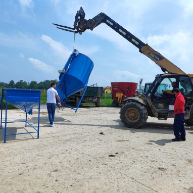 Mješaona okomita od 2-3 t zapremine s mlinom 2t -h ili 3t-h kapac. i spremnikom