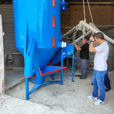 Mješaona okomita od 2-3 t zapremine s mlinom 2t -h ili 3t-h kapac. i spremnikom