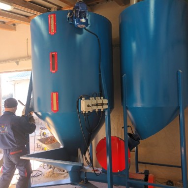 Mješaona okomita od 2-3 t zapremine s mlinom 2t -h ili 3t-h kapac. i spremnikom