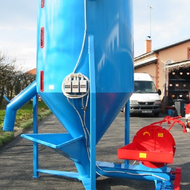 Mješaona okomita od 2-3 t zapremine s mlinom 2t -h ili 3t-h kapac. i spremnikom