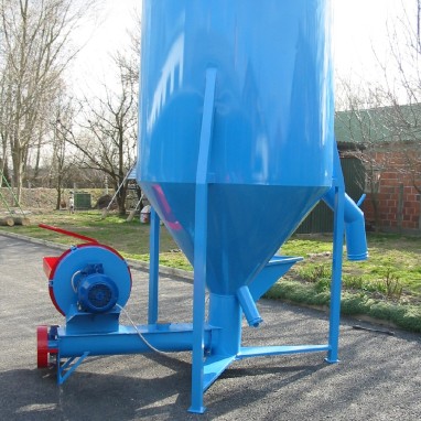 Mješaona okomita od 2-3 t zapremine s mlinom 2t -h ili 3t-h kapac. i spremnikom