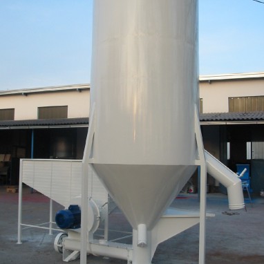 Mješaona okomita od 2-3 t zapremine s mlinom 2t -h ili 3t-h kapac. i spremnikom