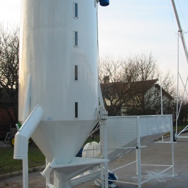 Mješaona okomita od 2-3 t zapremine s mlinom 2t -h ili 3t-h kapac. i spremnikom