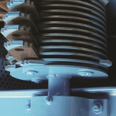 Mlin s pužnim transporterom